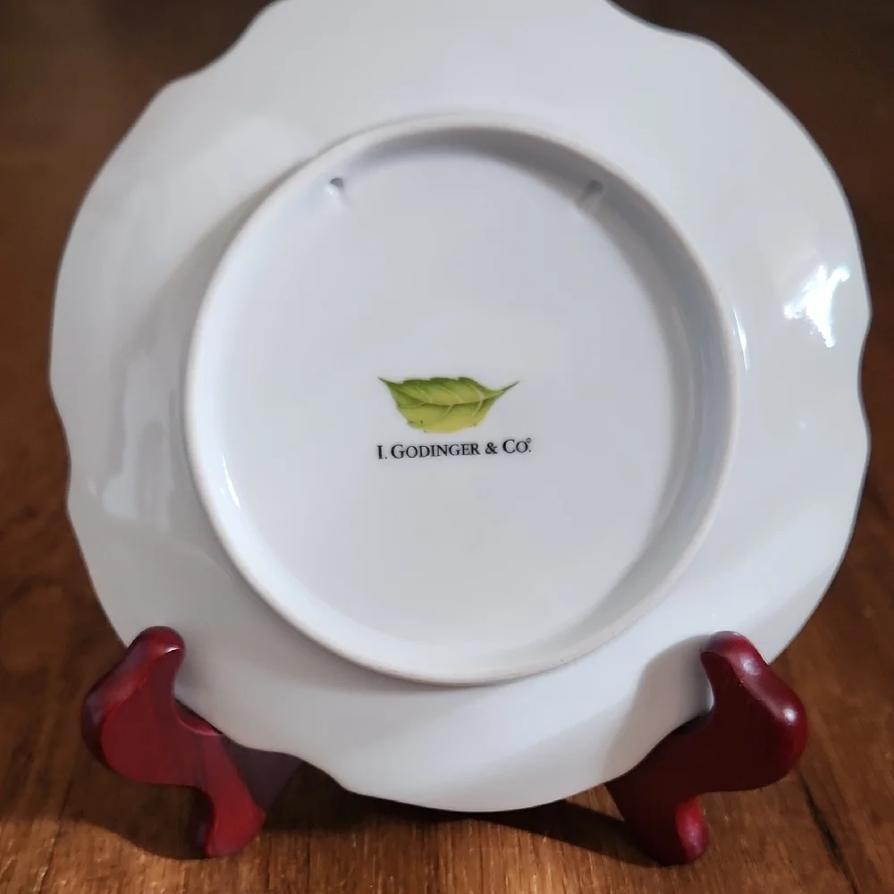I. Godinger & Co. Decorative White and Green Porcelain Plate